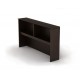 Librero sobre Credenza Filo para oficina.